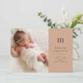 Terracotta Monogram Minimalistisches Foto Birth Ankündigung (Stehend Vorderseite)