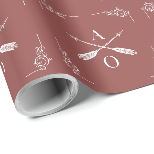 Terracotta Monogram und Pfeile Geschenkpapier (Rolleneckpunkt)