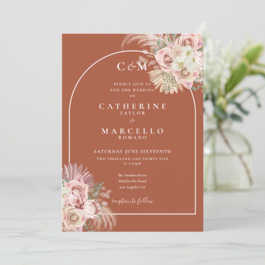 Terracotta Monugram Pampas Grass Foto Wedding Einladung (Stehend Vorderseite)