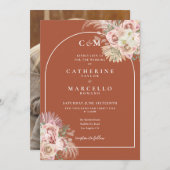 Terracotta Monugram Pampas Grass Foto Wedding Einladung (Vorne/Hinten)