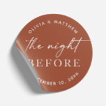 Terracotta Probe Dinner | Nacht vor Herbst Runder Aufkleber<br><div class="desc">Dieser elegante, erdgeschmückte Rundaufkleber aus Terrakotta mit der Phrase "The Night Before" eignet sich perfekt für Hochzeiten mit Hobby, Rustik oder Herbst. Der helle, orangefarbene Hintergrund verleiht der Probe-Dinner-Dekoration eine gemütliche, moderne Touch. Nutzen Sie diesen vielseitigen Aufkleber, um Umschläge zu Siegel, Geschenktüten zu dekorieren oder Begrüßungsgeschenke zu personalisieren. Ideal für...</div>