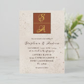 Terracotta & Real Gold Monogram Wedding Folieneinladung (Stehend vorne)