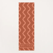 Terracotta Red Modern Minimal Wavy Lines And Name Yogamatte (Vorderseite)