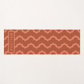 Terracotta Red Modern Minimal Wavy Lines And Name Yogamatte (Vorderseite (Horizontal))