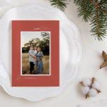 Terracotta Retro Boho Minimalistischer Brief und F Feiertagskarte<br><div class="desc">Diese Terracotta Retro Boho Minimalistisch Letter and Foto Holiday Card Design bietet einen sanften und warmen Hintergrund gedämpfter Rot mit einer eleganten Verbindung von einfacher Typografie und zarten Skripten, die die Begrüßungen der Saison von "Frohe Weihnachten" oder "Fröhlich und hell" anbieten. Dieser minimalistische Stil ist eine perfekt gepflegte Ästhetik für...</div>