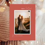 Terracotta Retro Minimalistisch Merk Verheiratetes Feiertagskarte<br><div class="desc">Diese Terracotta Retro Minimalistische Merry Verheiratet Portrait Holiday Card Design bietet eine sanfte und warme Kulisse von gedämpftem Rot mit einer eleganten Verbindung von einfachen Typografie und zartem Drehbuch, das die Jahresgrüße von "Merry Verheiratet" anbietet. Dieser minimalistische Stil ist eine perfekt gepflegte Ästhetik für Ihre Lieben, um diese Ferienzeit zu...</div>