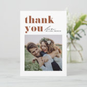 Terracotta Retro Typografie Modernes Foto Hochzeit Dankeskarte (Stehend Vorderseite)