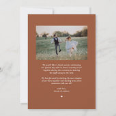 Terracotta Retro Typografie Modernes Foto Hochzeit Dankeskarte (Rückseite)