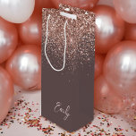 Terracotta Rose Gold Blush Pink Glitzer Monogram Geschenktüte Für Weinflaschen<br><div class="desc">Terracotta und Rose Gold - Blush Pink Sparkle Glitzer Script Monogram Name Geschenktasche. Das macht den perfekten 16 Geburtstag,  Hochzeit,  Brautparty,  Jubiläum,  Babydusche oder Junggeselinnen-Abschied Geschenktasche für jemanden,  der Lieben glamourösen Luxus und schicke Stile.</div>