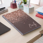 Terracotta Rose Gold Blush Pink Glitzer Monogram Notizblock<br><div class="desc">Terracotta und Rose Gold - Blush Pink Sparkle Glitzer Script Monogram Name Spiral Notebook Planner. Das macht den perfekten 16 Geburtstag,  Hochzeit,  Brautparty,  Jubiläum,  Babydusche oder Junggeselinnen-Abschied Geschenk für jemanden,  der Lieben glamourösen Luxus und schicke Stile.</div>