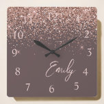 Terracotta Rose Gold Blush Pink Glitzer Monogram Quadratische Wanduhr<br><div class="desc">Terracotta und Rose Gold - Blush Pink Sparkle Glitzer Script Monogram Name Clock. Das macht den perfekten 16 Geburtstag,  Hochzeit,  Brautparty,  Jubiläum,  Babydusche oder Junggeselinnen-Abschied Geschenk für jemanden,  der Lieben glamourösen Luxus und schicke Stile.</div>