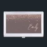 Terracotta Rose Gold Blush Pink Glitzer Monogram Visitenkarten Dose<br><div class="desc">Terracotta und Rose Gold - Blush Pink Sparkle Glitzer Script Monogram Name Business Card Holder. Das macht den perfekten 16 Geburtstag,  Hochzeit,  Brautparty,  Jubiläum,  Babydusche oder Junggeselinnen-Abschied Geschenk für jemanden,  der Lieben glamourösen Luxus und schicke Stile.</div>