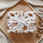 Terracotta Rust Boho Floral Fall Foliage Geschenkpapier<br><div class="desc">Lassen Sie Ihre Geschenke mit diesem individuell gestalteten Verpackungspapier in einem bezaubernden botanischen Design im Herbst zaubern. Ein weicher, weißer Hintergrund unterstreicht ein wunderschönes Medaillon mit warmen Terrakotta-Blätter, zarter Creme und subtilen braunen Akzenten und schafft ein elegantes Ambiente. Dieses bezaubernde Kunstwerk fügt eine Touch von saisonaler Schönheit hinzu, die jedem...</div>