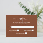 Terracotta Rustic Burnt Orange Moderne Hochzeit RSVP Karte (Stehend Vorderseite)
