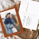 Terracotta Save the Date Postcard Boho Foto Postkarte<br><div class="desc">Hochzeit Boho Terracotta Speichern Sie die Date Cards,  die ein Foto auf der Vorderseite haben. Die Save the Date-Karten enthalten eine moderne,  handgeschriebene,  kursive Schriftzeichen-Typografie,  die elegant,  einfach und modern nach einem einfachen Hochzeitstag-Fest zu verwenden sind.</div>