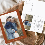 Terracotta Save the Date Postcard Boho Foto Postkarte<br><div class="desc">Hochzeit Boho Terracotta Speichern Sie die Date Cards,  die ein Foto auf der Vorderseite haben. Die Save the Date-Karten enthalten eine moderne,  handgeschriebene,  kursive Schriftzeichen-Typografie,  die elegant,  einfach und modern nach einem einfachen Hochzeitstag-Fest zu verwenden sind.</div>