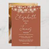 Terracotta String Lights Chic Script Foto Wedding Einladung (Vorne/Hinten)