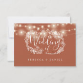 Terracotta String Lights Floral Wedding RSVP Karte (Rückseite)