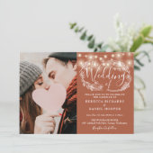 Terracotta String Lights Foto Wedding Einladung (Stehend Vorderseite)