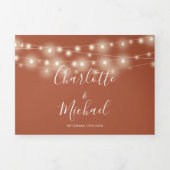 Terracotta String Lights Script Monogram Wedding Dreifach Gefaltete Einladung (Cover)