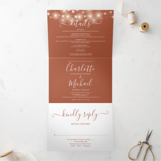 Terracotta String Lights Script Monogram Wedding Dreifach Gefaltete Einladung (Innenseite)