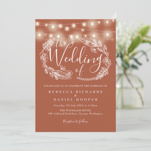 Terracotta String Lights Script Wedding Einladung (Stehend Vorderseite)