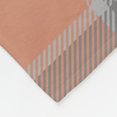Terracotta und grauer Tartan Kariert mit Monogramm Fleecedecke (Ecke)
