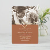 Terracotta und Olive Green Wedding Einladung (Stehend Vorderseite)