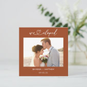 Terracotta We Eloped Foto Herz-Script Hochzeit Ankündigung (Stehend Vorderseite)