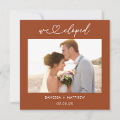 Terracotta We Eloped Foto Herz-Script Hochzeit Ankündigung (Vorderseite)