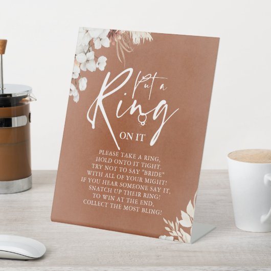 Terracotta White Floral Boho setzen Ring auf es Ze Sockelschild (In SItu)