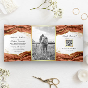 Terrakotta Gold Abstrakter Tinten QR Code Hochzeit Dreifach Gefaltete Einladung