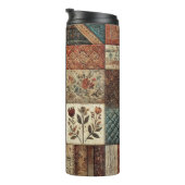 Terrakotta-Patchwork-Quilt Rustikaler Boho-Blumens Thermosbecher (Nach rechts gedreht)