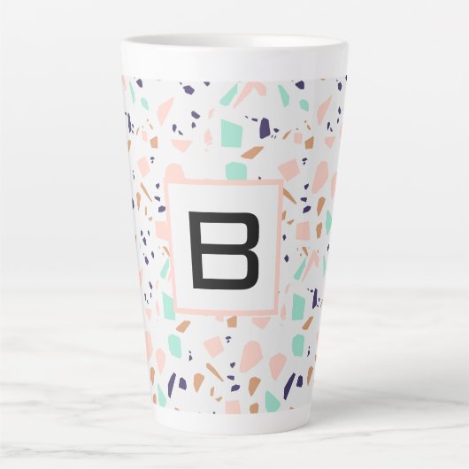 Terrazzo blush minze mit Monogramm Milchtasse (Vorderseite)