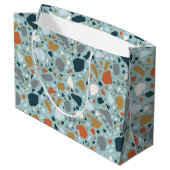 Terrazzo in Blau Große Geschenktüte (Rückseite Schrägansicht)