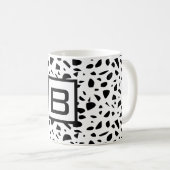 Terrazzo Schwarz-weiß Monogramm Kaffeetasse (VorderseiteRechts)