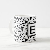 Terrazzo Schwarz-weiß Monogramm Kaffeetasse (Vorderseite Links)