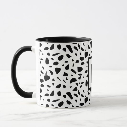 Terrazzo Schwarz-weiß Monogramm Tasse (Links)