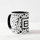 Terrazzo Schwarz-weiß Monogramm Tasse (Vorderseite Links)