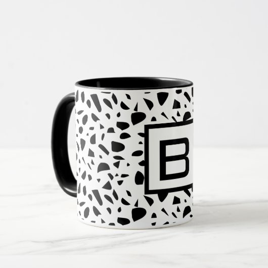 Terrazzo Schwarz-weiß Monogramm Tasse (Vorderseite Links)