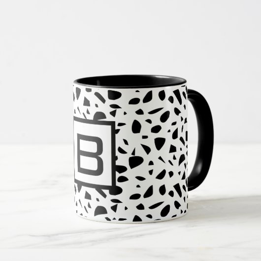 Terrazzo Schwarz-weiß Monogramm Tasse (VorderseiteRechts)