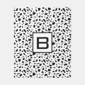 Terrazzo Schwarz-weißes Muster Monogramm Fleecedecke (Vorderseite)