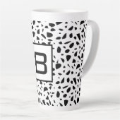 Terrazzo Schwarz-weißes Muster Monogramm Milchtasse (Rechte Ecke)
