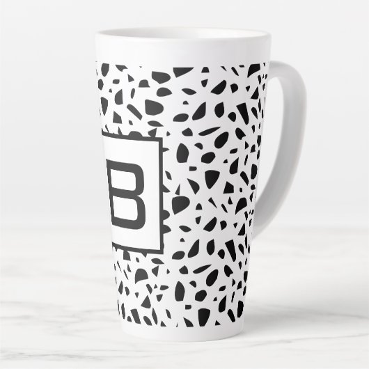 Terrazzo Schwarz-weißes Muster Monogramm Milchtasse (Rechte Ecke)