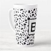 Terrazzo Schwarz-weißes Muster Monogramm Milchtasse (Linke Ecke)