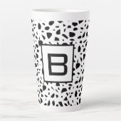 Terrazzo Schwarz-weißes Muster Monogramm Milchtasse (Vorderseite)