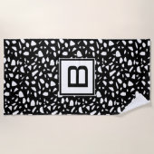Terrazzo Schwarz-weißes Muster Monogramm Strandtuch (Vorderseite)