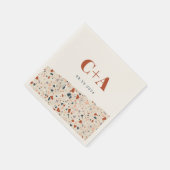 Terrazzo Slab Wedding Monogram und Date Serviette (Ecke)