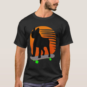 Terrier - Französisches Bulldog Skateboarding über T-Shirt