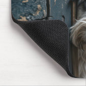 Terrier pinkelt um eine alte Tür Mousepad (Ecke)